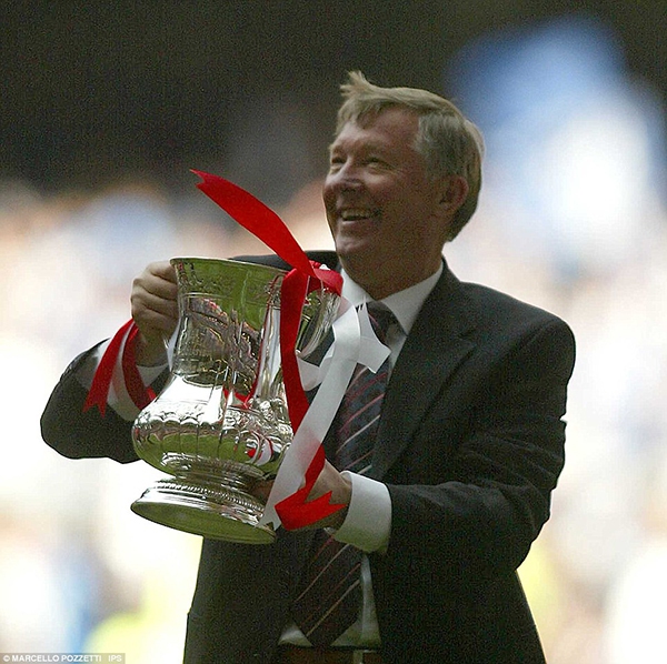 Điểm lại những khoảnh khắc nâng cúp trong sự nghiệp của Sir Alex Ferguson 17