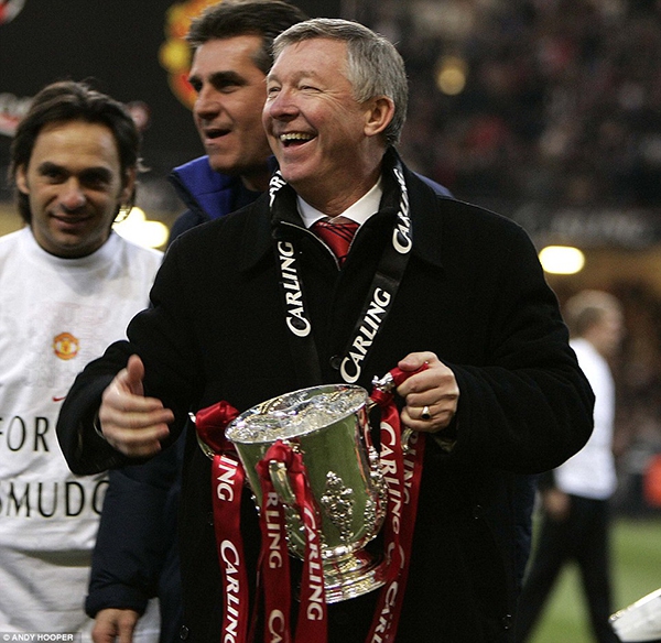 Điểm lại những khoảnh khắc nâng cúp trong sự nghiệp của Sir Alex Ferguson 19