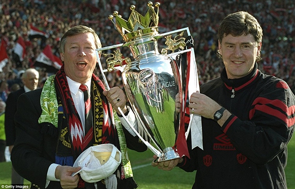 Điểm lại những khoảnh khắc nâng cúp trong sự nghiệp của Sir Alex Ferguson 2