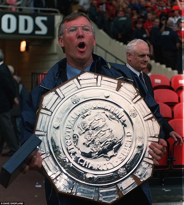 Điểm lại những khoảnh khắc nâng cúp trong sự nghiệp của Sir Alex Ferguson 22