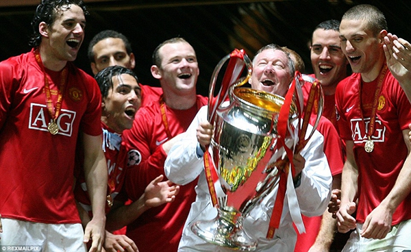 Điểm lại những khoảnh khắc nâng cúp trong sự nghiệp của Sir Alex Ferguson 24