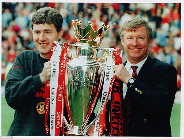 Điểm lại những khoảnh khắc nâng cúp trong sự nghiệp của Sir Alex Ferguson 3