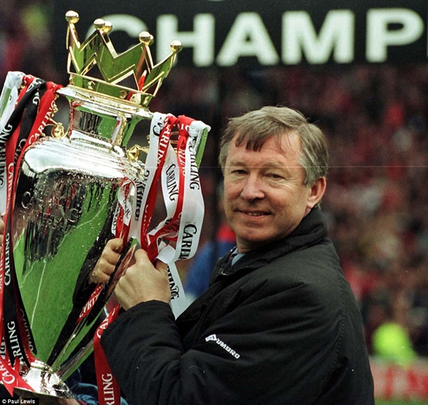 Điểm lại những khoảnh khắc nâng cúp trong sự nghiệp của Sir Alex Ferguson 4