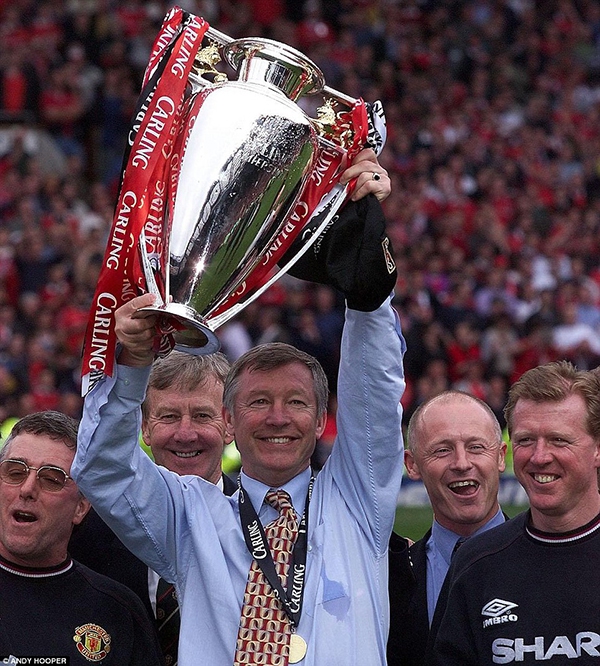 Điểm lại những khoảnh khắc nâng cúp trong sự nghiệp của Sir Alex Ferguson 5