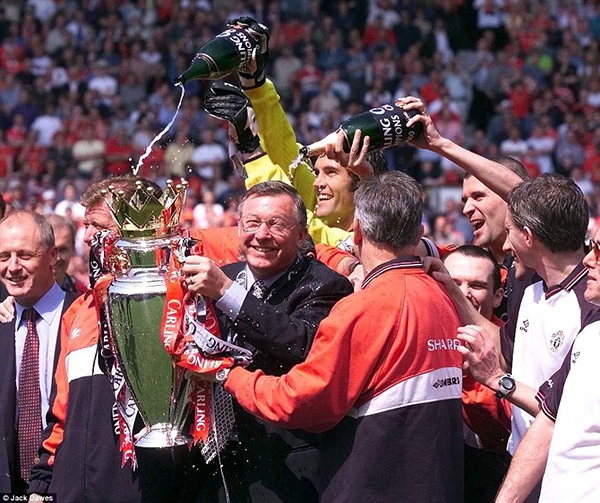 Điểm lại những khoảnh khắc nâng cúp trong sự nghiệp của Sir Alex Ferguson 6