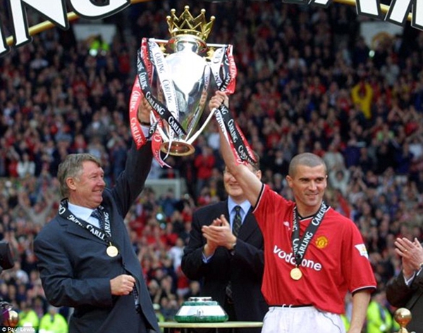 Điểm lại những khoảnh khắc nâng cúp trong sự nghiệp của Sir Alex Ferguson 7