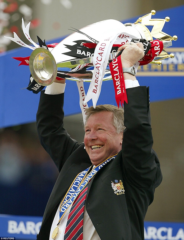 Điểm lại những khoảnh khắc nâng cúp trong sự nghiệp của Sir Alex Ferguson 8