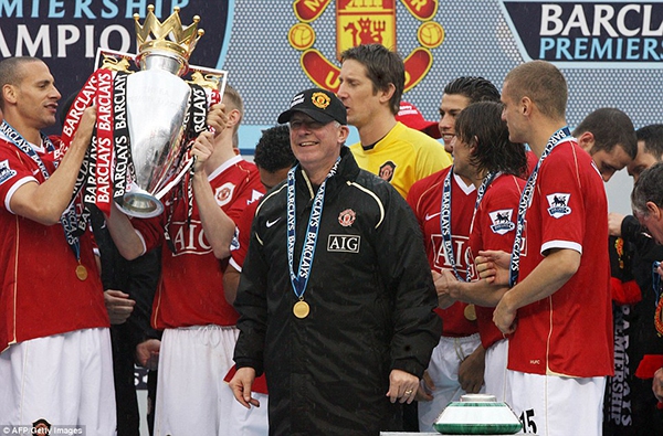 Điểm lại những khoảnh khắc nâng cúp trong sự nghiệp của Sir Alex Ferguson 9