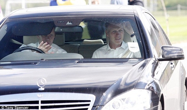 Sir Alex Ferguson tạm biệt các học trò, David Moyes trên đường tới MU 3
