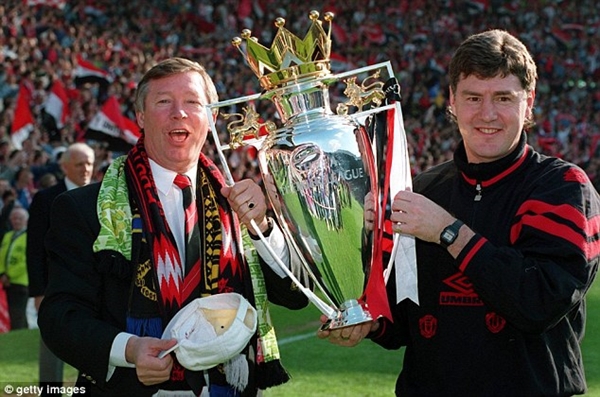 Sir Alex Ferguson tạm biệt các học trò, David Moyes trên đường tới MU 11