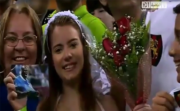 Fan nữ mặc áo cô dâu “cầu hôn” Balotelli ngay trong trận đấu 1