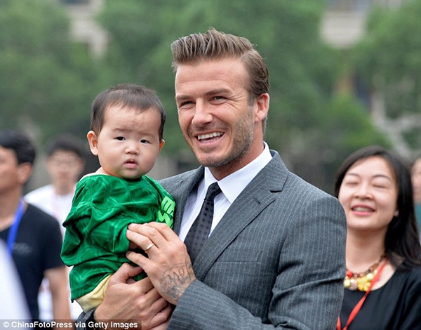 Được đích thân Beckham bế, "fan" nhí vẫn cau có ra mặt 4