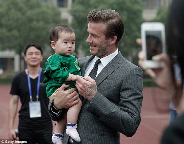 Được đích thân Beckham bế, "fan" nhí vẫn cau có ra mặt 5