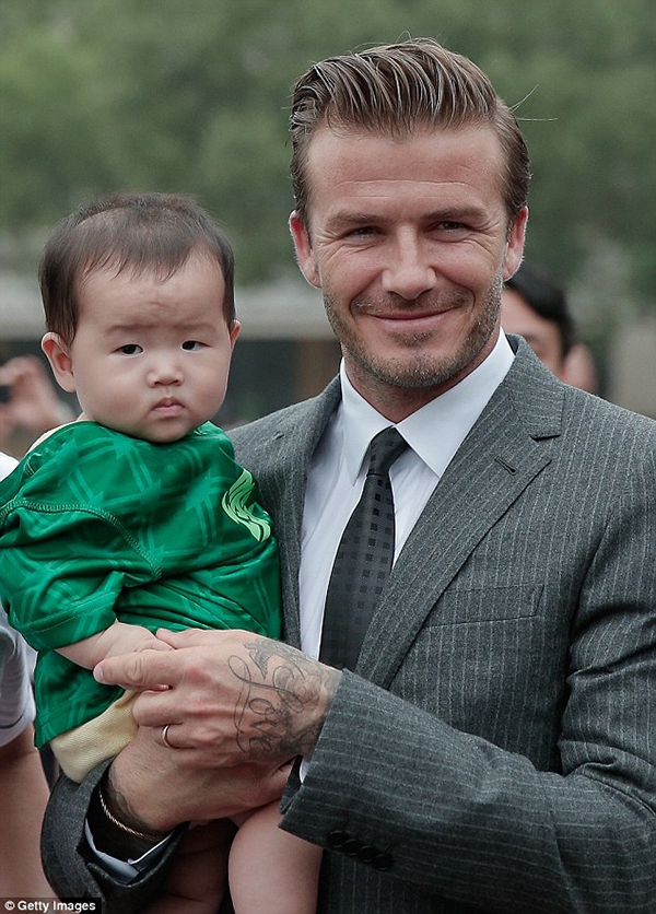 Được đích thân Beckham bế, "fan" nhí vẫn cau có ra mặt 3