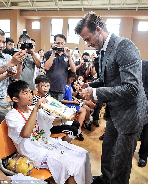 Được đích thân Beckham bế, "fan" nhí vẫn cau có ra mặt 6