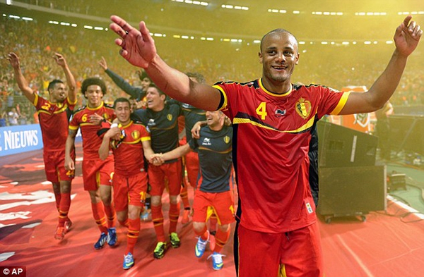 Kompany tự hào khoe ảnh “lỗ mũi ăn trầu” trên Twitter 7