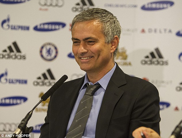 “Nịnh” fan Chelsea, Mourinho tự gọi mình là “Người hạnh phúc”  1