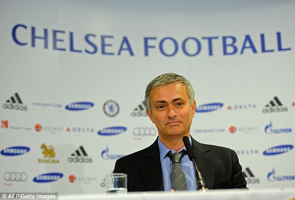 “Nịnh” fan Chelsea, Mourinho tự gọi mình là “Người hạnh phúc”  9
