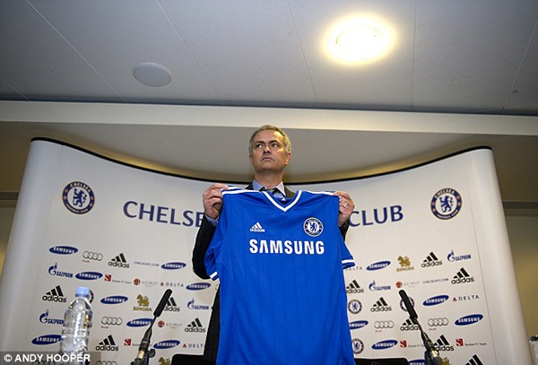 “Nịnh” fan Chelsea, Mourinho tự gọi mình là “Người hạnh phúc”  2