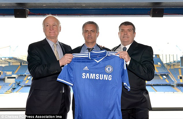 “Nịnh” fan Chelsea, Mourinho tự gọi mình là “Người hạnh phúc”  3