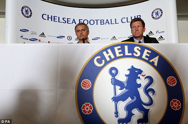 “Nịnh” fan Chelsea, Mourinho tự gọi mình là “Người hạnh phúc”  4