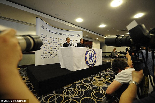 “Nịnh” fan Chelsea, Mourinho tự gọi mình là “Người hạnh phúc”  5