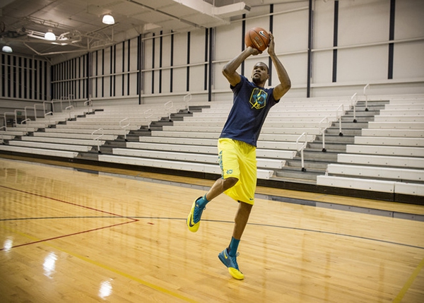 Sao bóng rổ Mỹ khoe siêu giày thế hệ mới của Nike 8