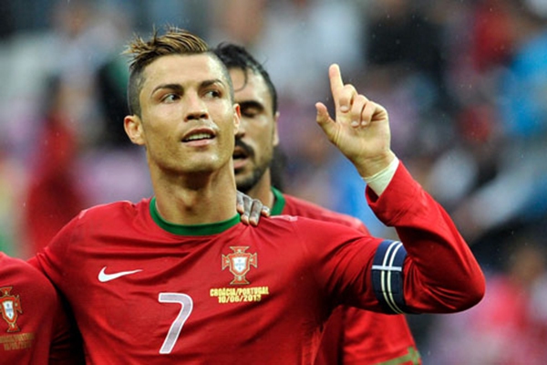 Nhìn lại “lịch sử” mái tóc điệu đà của Ronaldo 2