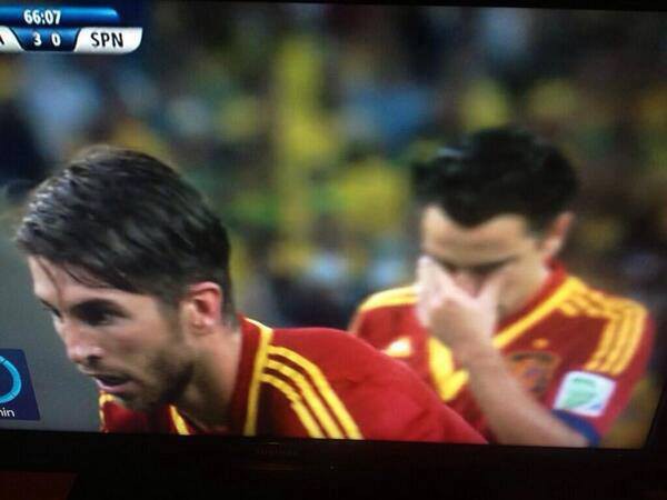 Hài hước: Xavi “chán chẳng buồn nhìn” Ramos sút penalty 1