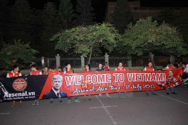 CĐV Việt Nam cuồng nhiệt chào đón Arsenal  6