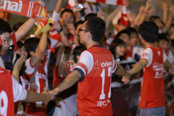 CĐV Việt Nam cuồng nhiệt chào đón Arsenal  12