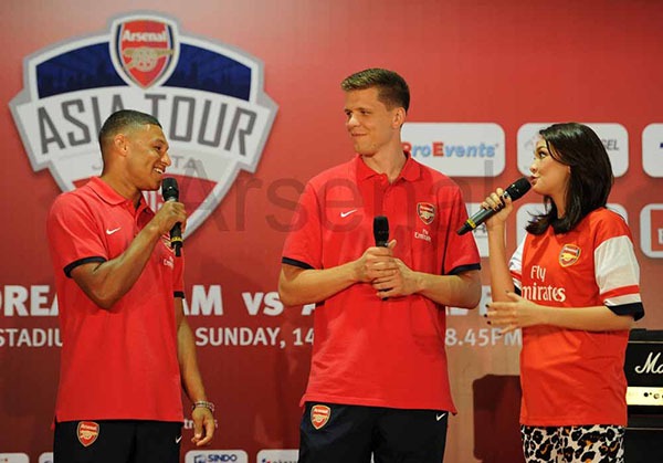 Fan nam hôn “đắm đuối” sao Arsenal 3