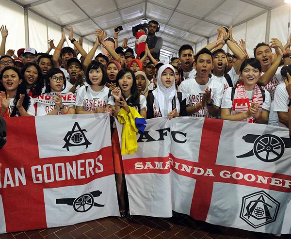 Fan nam hôn “đắm đuối” sao Arsenal 4