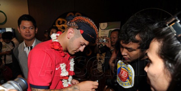 Walcott và Wilshere được lòng fan Indonesia 4