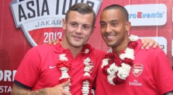 Walcott và Wilshere được lòng fan Indonesia 2