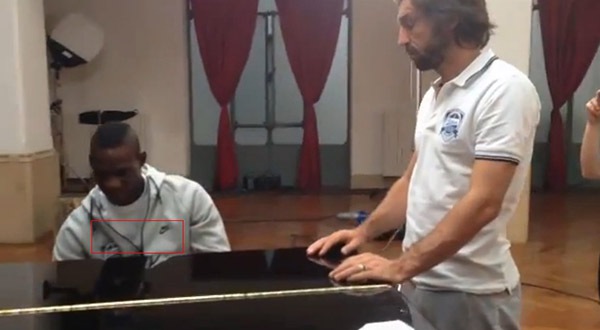 Bóc mẽ clip Balotelli trổ tài đánh piano như... nghệ sỹ 4