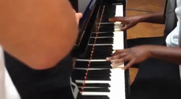 Bóc mẽ clip Balotelli trổ tài đánh piano như... nghệ sỹ 5