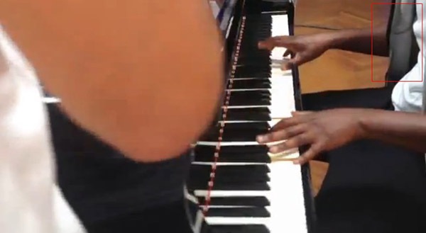 Bóc mẽ clip Balotelli trổ tài đánh piano như... nghệ sỹ 6