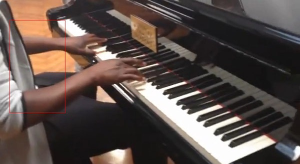 Bóc mẽ clip Balotelli trổ tài đánh piano như... nghệ sỹ 7