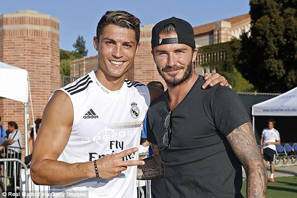 Beckham tươi cười pose ảnh cùng Ronaldo 4