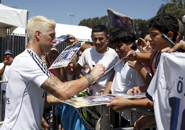 Beckham tươi cười pose ảnh cùng Ronaldo 10