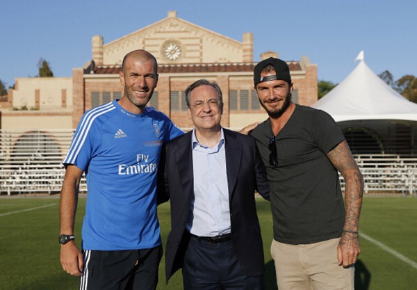 Beckham tươi cười pose ảnh cùng Ronaldo 7