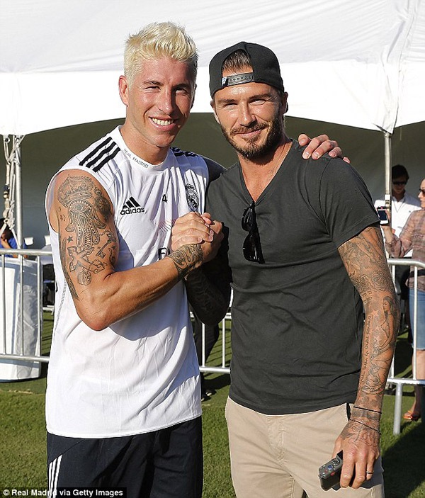Beckham tươi cười pose ảnh cùng Ronaldo 3