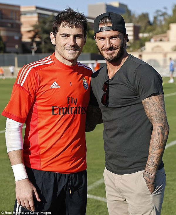 Beckham tươi cười pose ảnh cùng Ronaldo 2