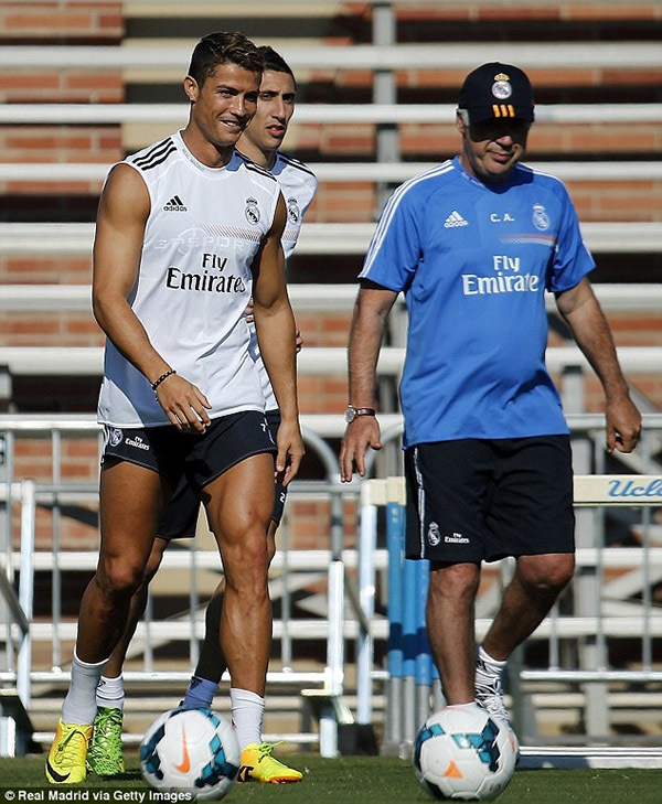 Beckham tươi cười pose ảnh cùng Ronaldo 12