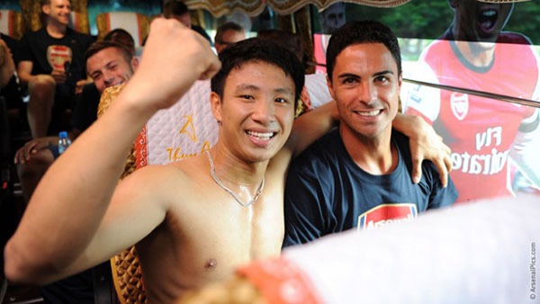 Sao Arsenal thích thú với "fan cuồng cởi trần" người Việt 1