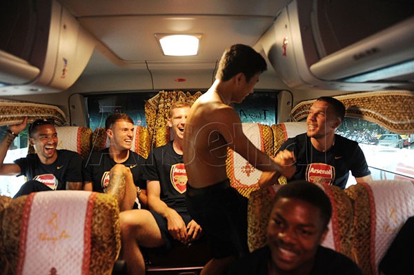 Sao Arsenal thích thú với "fan cuồng cởi trần" người Việt 2