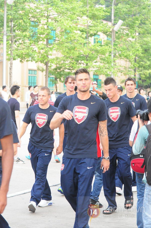 Sao Arsenal cực thân thiện với CĐV Việt Nam 4