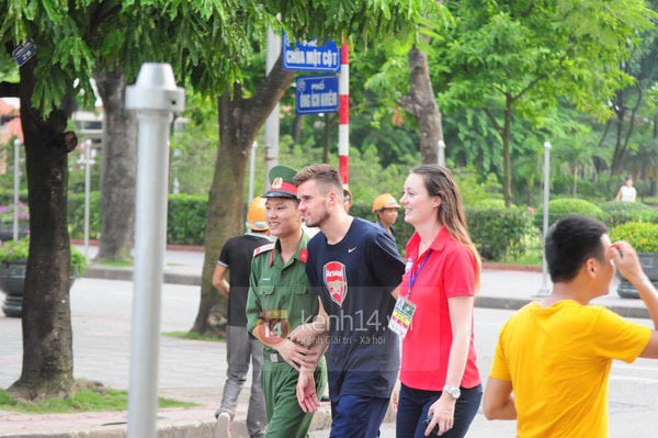 Sao Arsenal cực thân thiện với CĐV Việt Nam 6