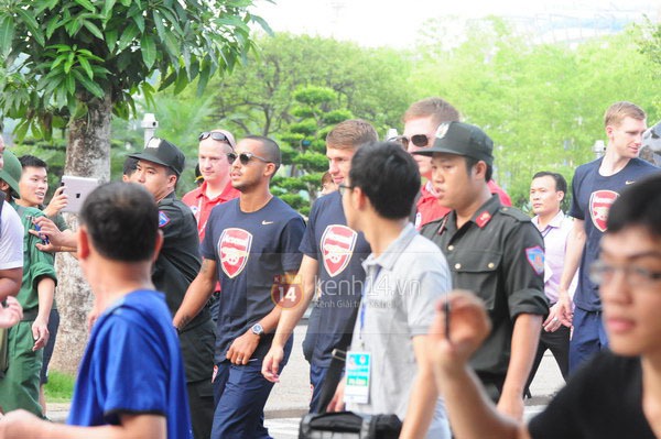 Sao Arsenal cực thân thiện với CĐV Việt Nam 10